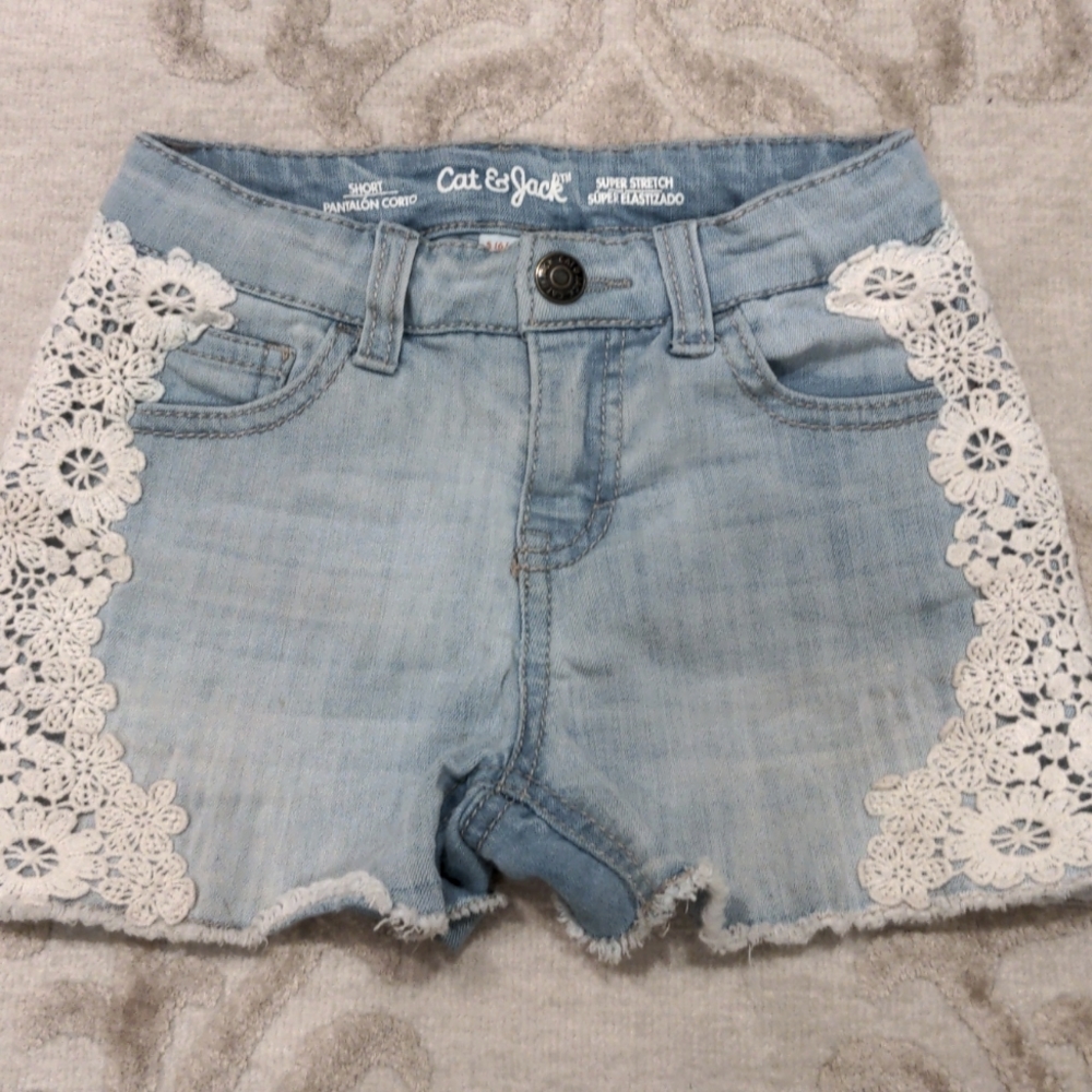 Awesome denim embroidered shorts excellent condition size extra small (6)